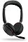 Фото-2 Наушники Jabra Evolve2 65 Flex, чёрная гарнитура, вид в три четверти с опущенной микрофонной штангой; видны мягкие амбушюры, складная конструкция чашек и красный световой индикатор на левой чашке; фото важно для страницы товара, потому что показывает рабочее положение микрофона.