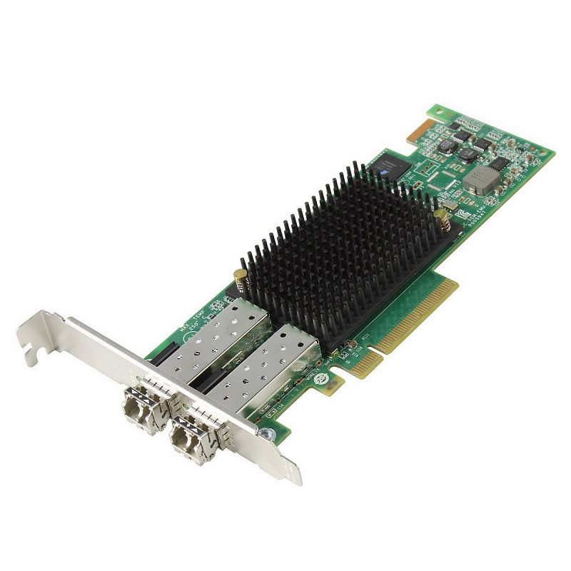 Фото-1 HBA‑адаптер Broadcom Emulex LPE16002B M6 Fibre Channel 16 Gb/s, вид под углом: зелёная плата PCIe с чёрным радиатором и двумя SFP‑портами на металлической планке; используется для подключения к SAN по Fibre Channel.