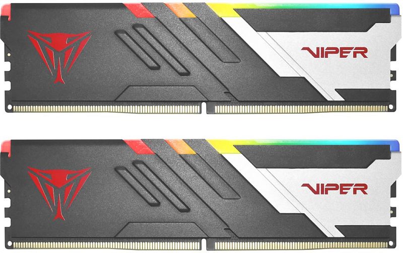 Фото-1 Комплект памяти Patriot Viper Venom RGB 32 ГБ (2×16 ГБ) DIMM DDR5, модель PVVR532G740C36K; фронтальный вид на два модуля, расположенные один над другим, с чёрно-серебристыми радиаторами, красным логотипом Viper и цветной RGB-планкой по верхнему краю; изображение показывает лицевую сторону комплекта для страницы товара.