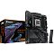 Фото-6 Материнская плата Gigabyte X870E AORUS Elite X3D, общий вид с коробкой и внешней антенной: плата показана рядом с упаковкой и отдельной антенной, видны крупные радиаторы, четыре слота памяти и нижние слоты расширения; фото подтверждает модель и комплект поставки.