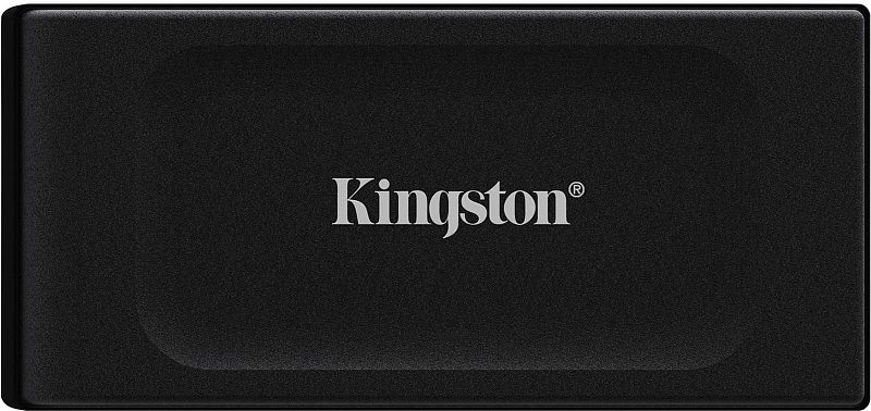 Фото-1 Внешний SSD Kingston XS1000 1 ТБ, вид сверху: прямоугольный корпус со скруглёнными углами и логотипом Kingston по центру, чёрная поверхность на тёмном фоне; важно для визуальной идентификации модели.