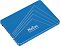 Фото-2 SSD Netac N600S 2TB, вид спереди под углом. Видны синий корпус, скруглённые углы, лицевая крышка с диагональными линиями и торец с SATA-разъёмами слева. Фото важно для страницы товара, потому что показывает толщину корпуса и интерфейсную сторону.