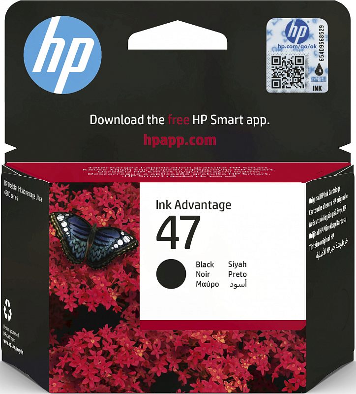 Фото-1 Картридж HP 47 6ZD21AE, чёрный, 26 мл — фронтальный вид коробки с открытым верхним клапаном на светлом фоне. Видны маркировка Ink Advantage 47 Black, чёрная упаковка с красными цветами и изображением бабочки, а также QR-наклейка внутри крышки. Фото показывает лицевую часть фирменной коробки для страницы оригинального струйного картриджа HP.