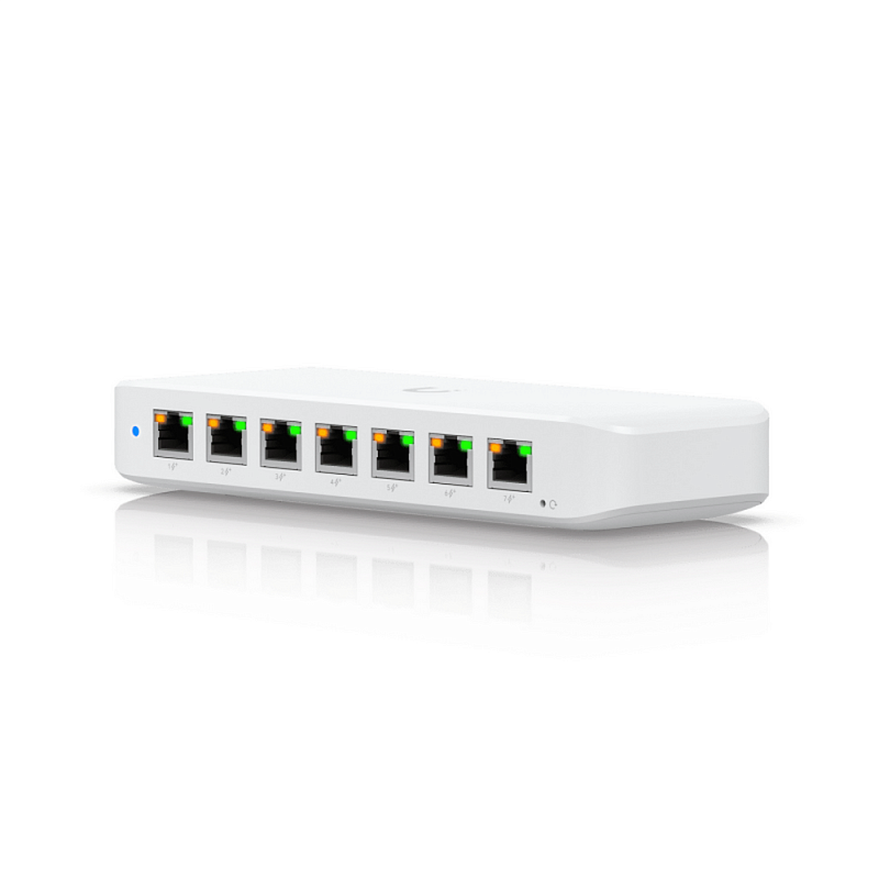 Фото-1 Коммутатор Ubiquiti UniFi Switch Ultra 210W, прямой фронтальный вид на белый корпус; видны восемь портов RJ45 с цветовой маркировкой, компактная передняя панель и логотип Ubiquiti на верхней части; фото показывает количество портов и формат устройства для страницы PoE-коммутатора.