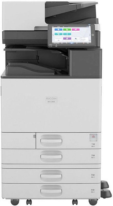 Фото-1 МФУ Ricoh IM C3010, фронтальный вид напольного устройства; сверху автоподатчик и боковой сенсорный экран, снизу несколько выдвижных лотков и колёсные опоры; белый корпус с чёрными верхними модулями; показывает конфигурацию для офисной печати и копирования.