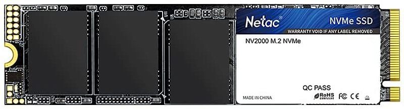 Фото-1 SSD Netac NV2000, фронтальный вид модуля M.2 2280. Видны три микросхемы памяти, бело-синяя наклейка NVMe SSD и золотистый разъём на правом крае. Фото важно для страницы товара, потому что показывает лицевую сторону платы.