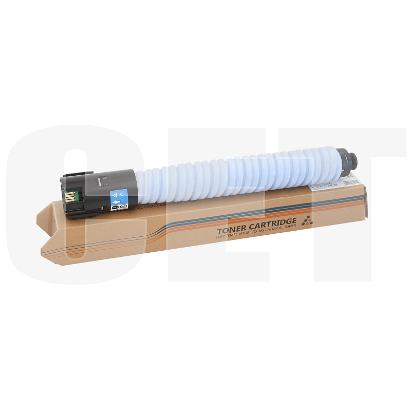 Фото-1 Тонер-картридж CET 006R01755, голубой, 28000 стр., вид сбоку: на фото картридж на коробке; светло-голубой гофрированный корпус, чёрные торцы, голубая цветовая метка и контактная группа слева, крафтовая упаковка с полосами; изображение помогает определить цветовую версию и конструкцию расходника на странице товара.