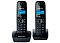 Фото-2 DECT‑телефон Panasonic KX‑TG1612RU: две трубки на базах, вид спереди; чёрный пластик, синяя подсветка дисплеев, одинаковые панели кнопок; на белом фоне — важно для подтверждения комплектации и сравнения фронтального вида трубок.