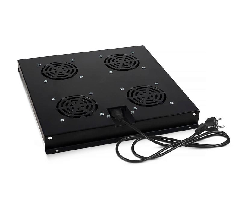 Фото-1 Вентиляторный модуль Cabeus TRAY-SC-120-BK, вид сверху: чёрный плоский корпус с четырьмя круглыми решётками вентиляторов и сетевым кабелем с евровилкой; показывает компоновку вентиляторов и вывод питания для шкафа/стойки.