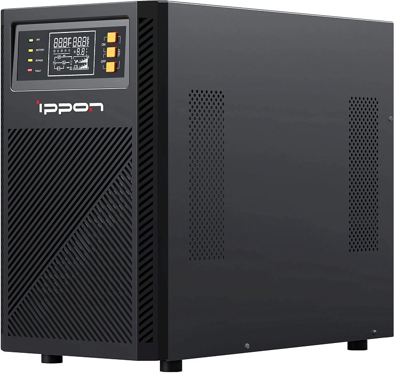 Фото-1 ИБП Ippon Innova TAE 3000 VA Tower, вид спереди справа; на передней панели видны LCD-дисплей, индикаторы, три жёлтые кнопки и диагональная вентиляционная решётка, на боковой панели две перфорированные зоны; чёрный корпус, студийное фото, полезно для страницы товара как основной внешний вид.