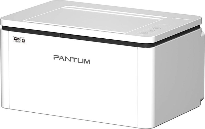 Фото-1 Лазерный принтер Pantum BP2300W, вид спереди‑слева; белый корпус с чёрной окантовкой сверху, логотип PANTUM на фронтальной панели, наклейка Wi‑Fi Certified слева; показывает модель и обозначение Wi‑Fi на корпусе.