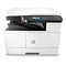 Фото-2 МФУ HP LaserJet MFP M442dn, боковой вид; белый корпус с чёрной верхней секцией, панель управления с синим экраном и клавиатурой, виден выходной тракт; на белом фоне для карточки товара, чтобы показать профиль устройства и верхний модуль.