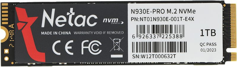 Фото-1 SSD Netac N930E Pro 1TB, фронтальный вид модуля M.2 2280. Видна чёрная наклейка с логотипом Netac, белый блок маркировки N930E-PRO M.2 NVMe и обозначение 1TB. Фото важно для страницы товара, потому что показывает лицевую маркировку модели.