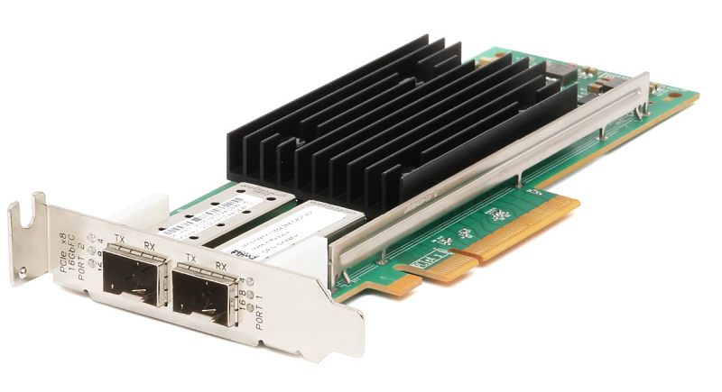 Фото-1 HBA‑адаптер Dell QLogic 2772 Fibre Channel 32 Gb/s, вид под углом: два SFP‑порта на планке, большой чёрный радиатор и зелёная плата PCIe; применяется для подключения к FC‑сети хранения.