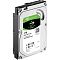 Фото-2 Жёсткий диск Seagate BarraCuda ST2000DM008, вид спереди под углом; видна лицевая этикетка «2TB» и чёрный корпус сбоку, металлическая рамка и винты по углам; помогает представить внешний вид HDD 3,5″.