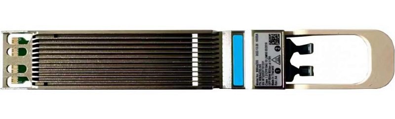 Фото-1 Трансивер Mellanox OSFP MMA4Z00‑NS — вид сбоку; длинный корпус с чёрными ребрами теплоотвода, синяя вставка возле фиксатора, светлая петля‑ручка на торце; на белом фоне, показывает радиатор и ручку для установки/извлечения из порта OSFP.