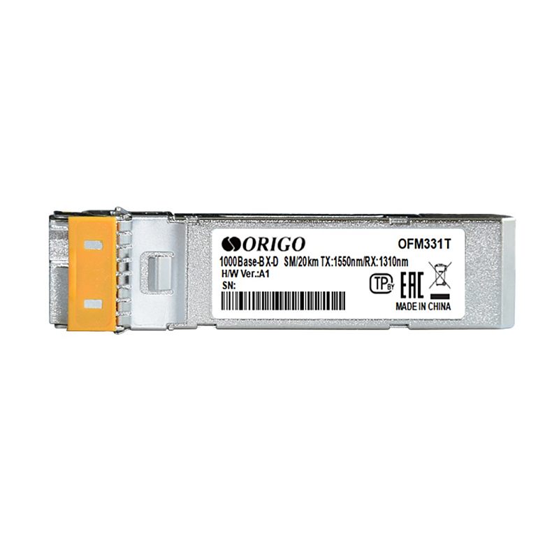 Фото-1 Трансивер Origo OFM331T 20km A1a, SFP-модуль, крупный план сверху; видны металлический корпус, белая маркировочная наклейка, золотистый контактный край и оранжевая защитная вставка порта; фото показывает внешний вид и тип интерфейса модуля на странице товара.