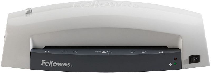 Фото-1 Ламинатор Fellowes Lunar A4 (FS-57156), фронтальный вид; белый корпус с тёмно-серой передней панелью, разметка форматов A4–A6 на входном слоте, справа тумблер питания и индикаторы; студийное фото на белом фоне, показывает габариты слота и элементы управления.