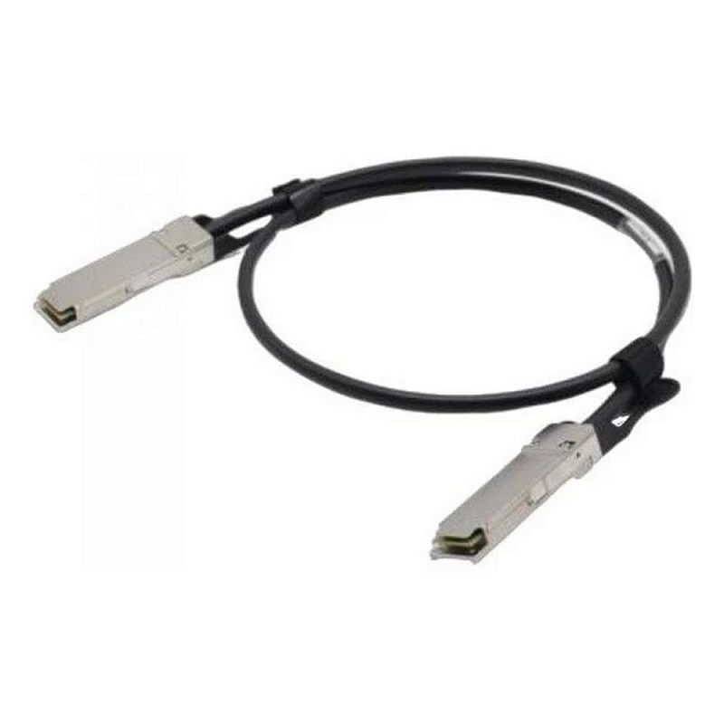 Фото-1 Кабель QSFP28–QSFP28 ACD, общий вид крупнее: чёрный кабель, два металлических QSFP‑модуля и чёрные петли‑защёлки; видны контактные вставки на торцах. Фото важно для проверки совместимости по типу коннектора.