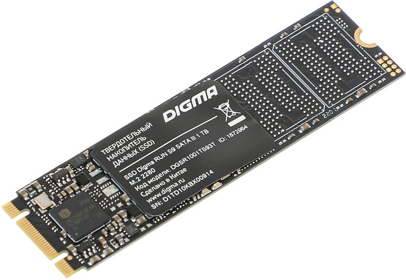 Фото-1 SSD Digma RUN S9 M.2 2280 1 ТБ DGSR1001TS93T, фронтальный вид под углом: чёрная плата M.2 с наклейкой Digma, контроллером и контактной кромкой слева, на маркировке указаны SATA III, M.2 2280 и 1 ТБ; изображение показывает лицевую сторону модуля для страницы о SATA SSD.