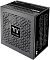 Фото-10 Блок питания Thermaltake Toughpower GF A3 1050W, вид под углом на боковую решётку и панель разъёмов; видны центральный логотип Thermaltake на боковой вентиляционной панели, маркировка мощности сверху и подписи модульных коннекторов на передней стороне; фото показывает конструкцию корпуса и интерфейс подключения кабелей.