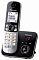 Фото-2 DECT‑телефон Panasonic KX‑TG6821RU с автоответчиком: трубка на базе, ракурс 3/4; чёрная база с красным индикатором «28» и кнопками управления, трубка с круговой навигацией и белыми клавишами; на белом фоне — важно для темы страницы, чтобы рассмотреть дисплей базы и органы управления.