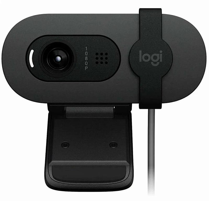 Фото-1 Веб‑камера Logitech Brio 105, вид спереди: объектив слева, вертикальная надпись «1080P», решётка микрофона из отверстий, шторка приватности с логотипом logi справа, чёрный корпус; помогает распознать модель и элементы лицевой панели.