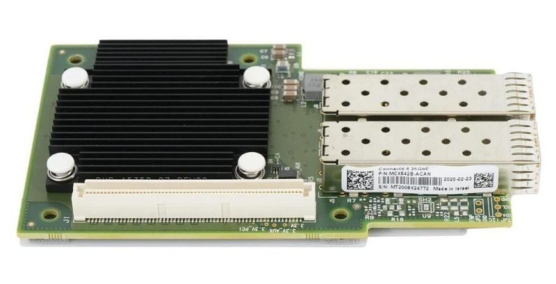 Фото-1 Сетевая карта Mellanox ConnectX-5 EN MCX542B-ACAN, вид платы без планки под углом; зелёная PCB, два экранированных порта SFP28, чёрный радиатор и разъём платы на нижней кромке. Фото товара для страницы серверной NIC, показывает портовую часть и охлаждение контроллера.