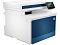 Фото-2 МФУ HP Color LaserJet Pro 4303fdw, вид спереди слева под углом; белый корпус с синей фронтальной панелью и логотипом HP, сенсорный экран на выносном кронштейне справа; сверху плоская крышка и горизонтальная синяя вставка, выходной слот по центру; студийное фото для показа формы корпуса и расположения экрана на странице товара.
