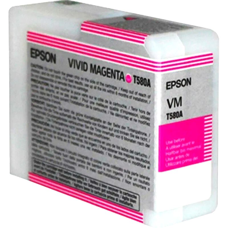 Фото-1 Картридж Epson T580A Vivid Magenta, вид сзади справа под углом; белый корпус с серой основной этикеткой, пурпурными полосами по краям, маркировкой VM T580A и текстовым блоком на боковой стороне. Фото показывает сам картридж и цветовую маркировку для страницы товара.