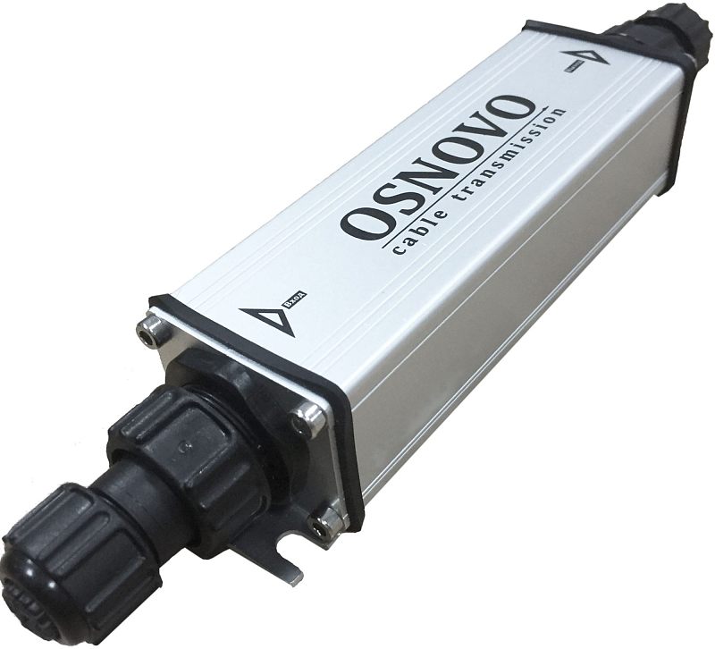 Фото-1 PoE удлинитель OSNOVO E-PoE/1GW, вид под углом: серебристый ребристый корпус с надписью OSNOVO, чёрные резьбовые кабельные вводы по краям и крепёжные ушки; устройство для передачи питания PoE по кабелю Ethernet.