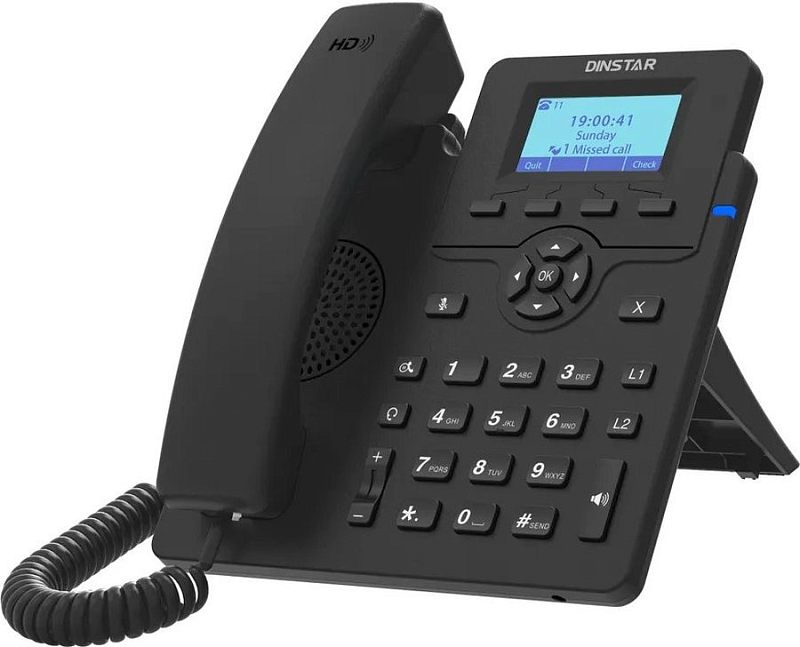 Фото-1 IP-телефон Dinstar C60U, ракурс под углом: подсвечиваемый экран, кнопки под дисплеем, навигационная клавиша OK и цифровая клавиатура; чёрный корпус на белом фоне, чтобы показать расположение элементов управления.