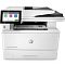 Фото-3 МФУ HP LaserJet Enterprise M430, вид спереди: слева выносной сенсорный экран и USB‑порт, сверху автоподатчик, на стекле виден лист; показывает элементы управления и компоновку верхнего сканера.