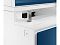 Фото-3 МФУ HP Color LaserJet Pro 4303fdw, крупный план зоны выхода и разъёма USB; в порт вставлен USB‑накопитель, рядом видны элементы механизма выдачи и пиктограммы; белый корпус с синей верхней вставкой; фото для пояснения подключения USB‑носителя на странице товара.