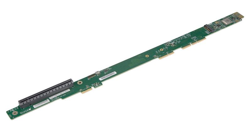 Фото-1 NVMe-контроллер/плата расширения Supermicro Marvell 88NR2241 (AOC-SMG3-2M2-B), вид под углом: длинная зелёная плата с длинным разъёмом на одном конце, несколькими участками золотистых контактных площадок и микросхемами на правой части; важно для понимания форм‑фактора и расположения коннекторов.