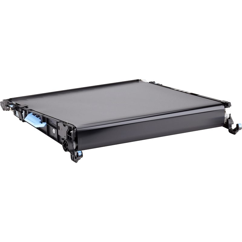 Фото-1 Комплект переноса изображения HP CE516A для LaserJet M750/M775, вид спереди сверху: чёрный модуль переноса с плоской верхней лентой, боковыми креплениями и голубым фиксатором показан на белом фоне. Фото раскрывает форму основного узла и монтажные элементы, что важно для страницы сервисного комплекта.
