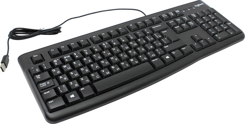 Фото-1 Клавиатура Logitech K120, вид сверху под углом слева; на фото проводная полноразмерная клавиатура с цифровым блоком, USB-кабелем и высокими прямоугольными клавишами, чёрный цвет; изображение показывает раскладку и форму корпуса для страницы товара клавиатуры.