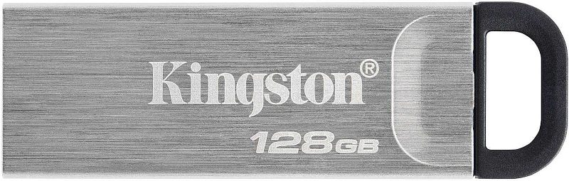 Фото-1 USB-накопитель Kingston DataTraveler Kyson 128GB, крупный план: серебристый металлический корпус со шлифованной текстурой, гравировка «Kingston» и «128GB», чёрная петля на торце, на белом фоне; важно для страницы, чтобы показать материал корпуса и крепление.