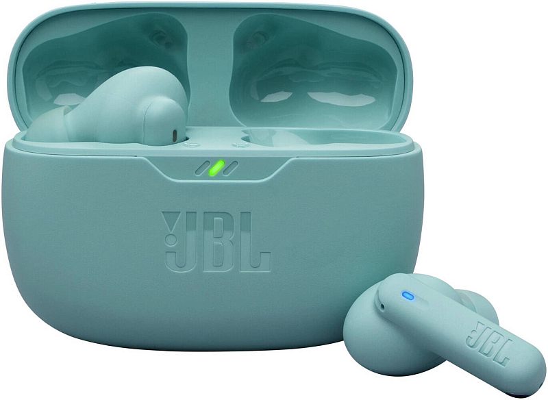 Фото-1 Беспроводные наушники JBL Wave Beam 2, открытый зарядный кейс спереди; видны матовый синий кейс с логотипом JBL, светодиодный индикатор и один наушник рядом с кейсом; изображение показывает форму кейса и посадочное место наушников для страницы товара.