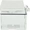 Фото-11 МФУ Pantum M6700D, вид слева: сплошная боковая панель без органов управления, нижняя вентиляционная решётка, справа виден выносной блок панели управления; белый корпус с тёмной полосой — показывает профиль устройства на странице модели.