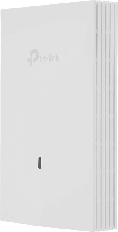 Фото-1 Точка доступа TP-Link EAP655-Wall, вид под углом спереди: белая настенная панель с логотипом tp-link, вертикальный индикатор и ребристые вентиляционные каналы на боковой грани.