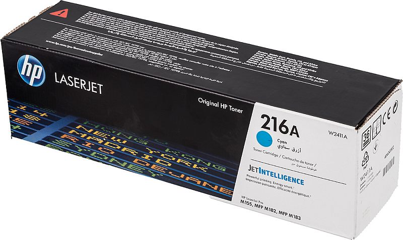 Фото-1 Картридж HP 216A W2411A, вид упаковки спереди справа под углом; на фото коробка HP LaserJet с чёрной верхней частью, белой правой панелью, голубой меткой Cyan и видимым торцом с пиктограммами и штрихкодом; изображение показывает объёмную форму упаковки и боковые элементы для страницы товара.