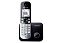 Фото-2 DECT‑телефон Panasonic KX‑TG6811RU: вид спереди, трубка стоит на базе; чёрно‑белый корпус, монохромный экран, крупные клавиши, на базе круглая кнопка; на белом фоне — важно для оценки фронтального вида и размера клавиш.