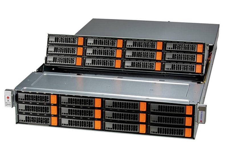 Фото-1 Система хранения Supermicro StorageSuperServer 521E-E1CR24H, вид спереди под углом: фронтальная панель с множеством отсеков горячей замены и оранжевыми фиксаторами, корпус серого цвета; белый фон, показывает конфигурацию дисковых корзин для 2U стойки.