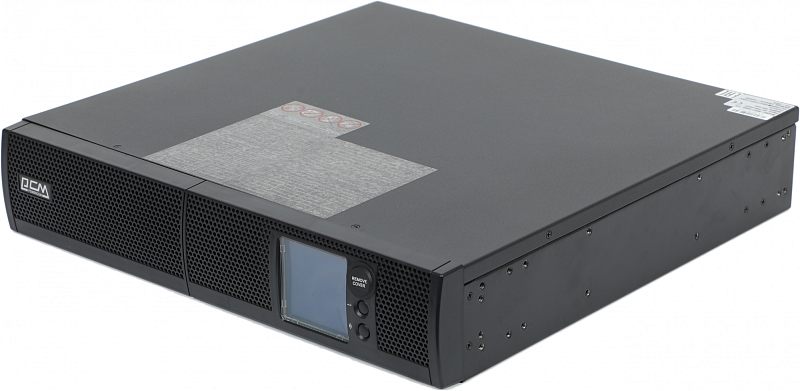 Фото-1 ИБП Powercom Sentinel SNT-1000, вид спереди под углом справа: чёрный корпус формата rack/tower 2U с перфорированной передней панелью, большим LCD-дисплеем и кнопками управления рядом с экраном; фото показывает фронтальный интерфейс и низкопрофильный форм-фактор для страницы товара ИБП.