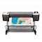 Фото-3 Широкоформатный плоттер HP DesignJet T1700dr PS 44 дюйма, вид спереди; на фото чёрно-серый корпус, сенсорный дисплей справа, стойка с колёсами и прозрачная корзина, из принтера выходит широкий лист с картой. Подходит для темы страницы, потому что показывает лицевую панель, экран управления и пример широкоформатной печати.