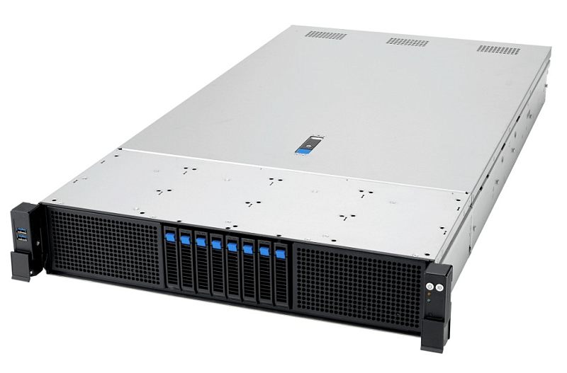 Фото-1 Серверная платформа ASUS RS720A‑E13 RS8G, вид спереди под углом: центральный блок из восьми hot‑swap отсеков 2,5″ с синими фиксаторами, по бокам крупные перфорированные решётки, слева фронтальные USB; серебристый корпус и чёрная лицевая панель на белом фоне, показывает компоновку дисков и воздухозабора для 2U стойки.