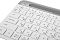 Фото-9 Клавиатура Logitech K580 920-009209, вид снизу с открытым отсеком: белое основание, снятая крышка батарейного отсека и место хранения USB-ресивера внутри корпуса; изображение на светлом фоне для карточки товара, показывает доступ к элементам питания и адаптеру.