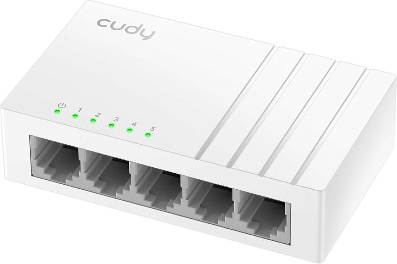 Фото-1 Коммутатор Cudy GS105U, вид спереди под углом. На фото белый корпус с пятью портами RJ45, зелёные индикаторы питания и портов 1–5, сверху рельефные продольные линии на крышке. Изображение показывает внешний вид и переднюю панель 5-портового коммутатора.