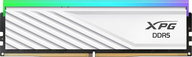 Фото-1 Комплект памяти ADATA XPG Lancer AX5U6400C3216G-DTLABRWH, 2x16 ГБ DIMM DDR5 6400, фронтальный вид одного модуля. На фото белый радиатор с диагональными рёбрами, серый логотип XPG, надпись DDR5 и полупрозрачная RGB-панель сверху с зелёно-синим градиентом. Изображение показывает дизайн серии и форму радиатора, что важно для идентификации товара на странице.